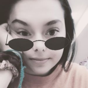 Meet your Posher, Larissa